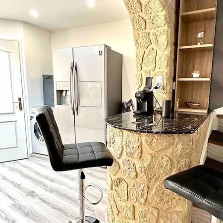 Belle Maison Avec 2 Croix