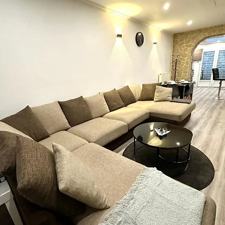 Belle Maison Avec 2 * Croix