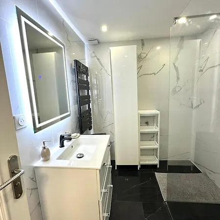 Belle Maison Avec 2 Croix